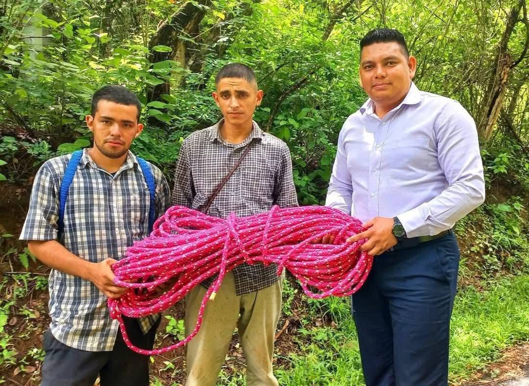 Municipality Offers a Rope as the Only Way to Cross the Sapo River in Morazán — Alcaldía entregó un lazo para que habitantes crucen el río Sapo en Morazán