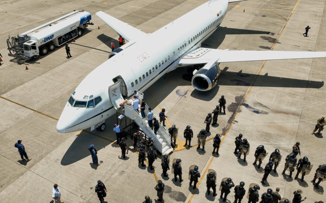 Venezuelans Deported to El Salvador Return to Caracas After Exchange for Political Prisoners and U.S. Citizens — Venezolanos deportados a El Salvador regresan a Caracas tras canje por presos políticos y estadounidenses