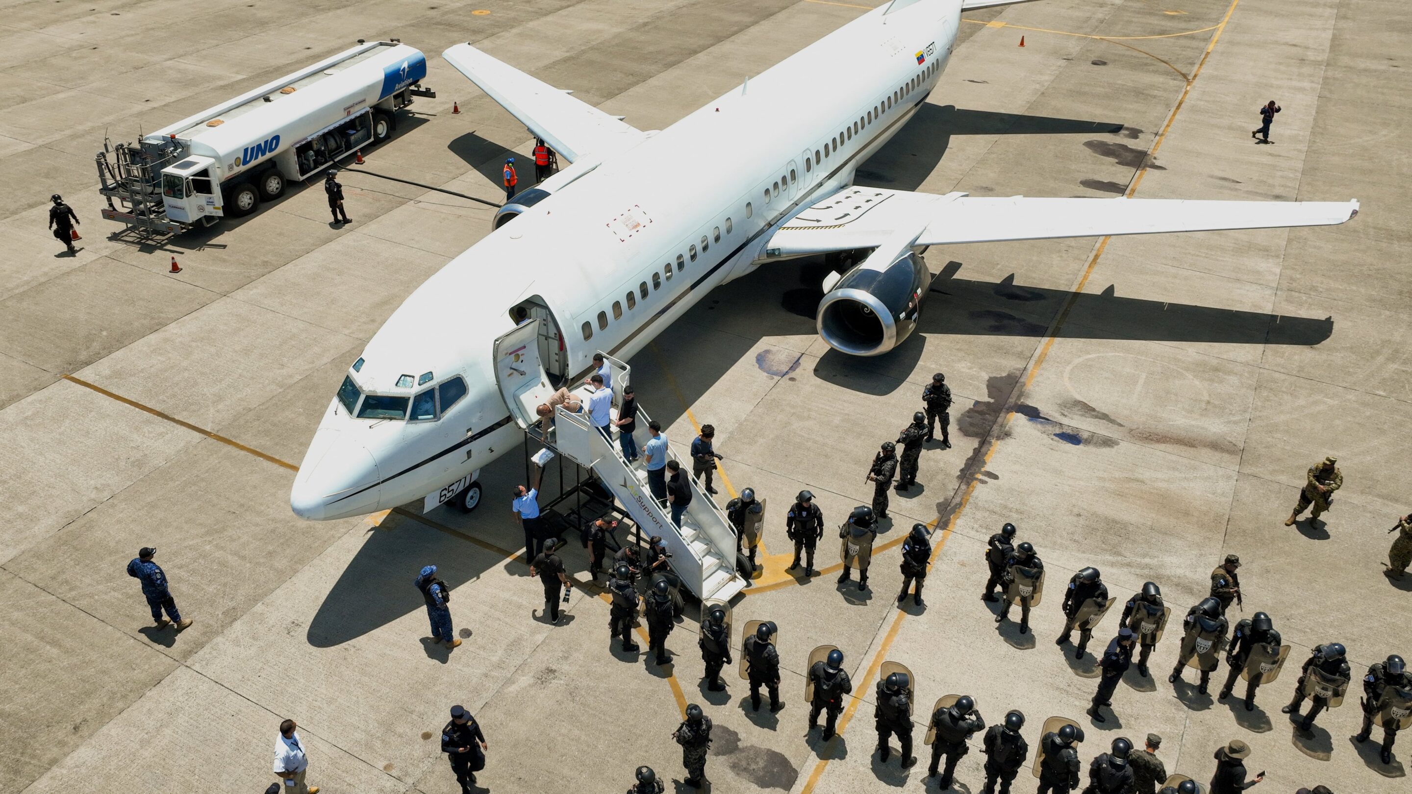 Venezuelans Deported to El Salvador Return to Caracas After Exchange for Political Prisoners and U.S. Citizens — Venezolanos deportados a El Salvador regresan a Caracas tras canje por presos políticos y estadounidenses