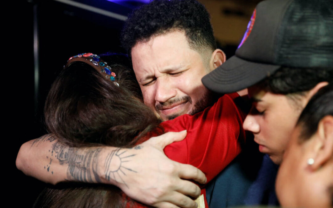 “I’m free now”: Venezuelans held in El Salvador reunite with families — «Ahora soy libre»: Venezolanos detenidos en El Salvador se reencuentran con sus familias