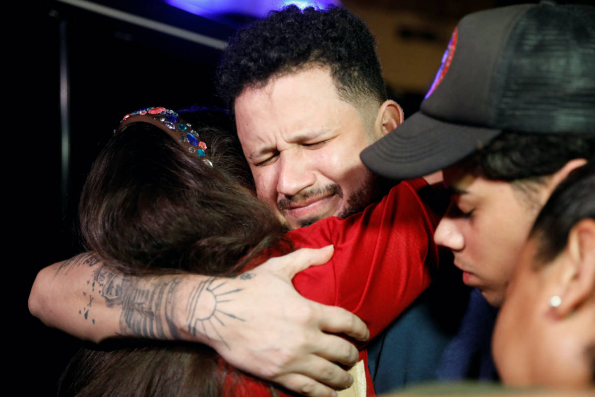 “I’m free now”: Venezuelans held in El Salvador reunite with families — «Ahora soy libre»: Venezolanos detenidos en El Salvador se reencuentran con sus familias