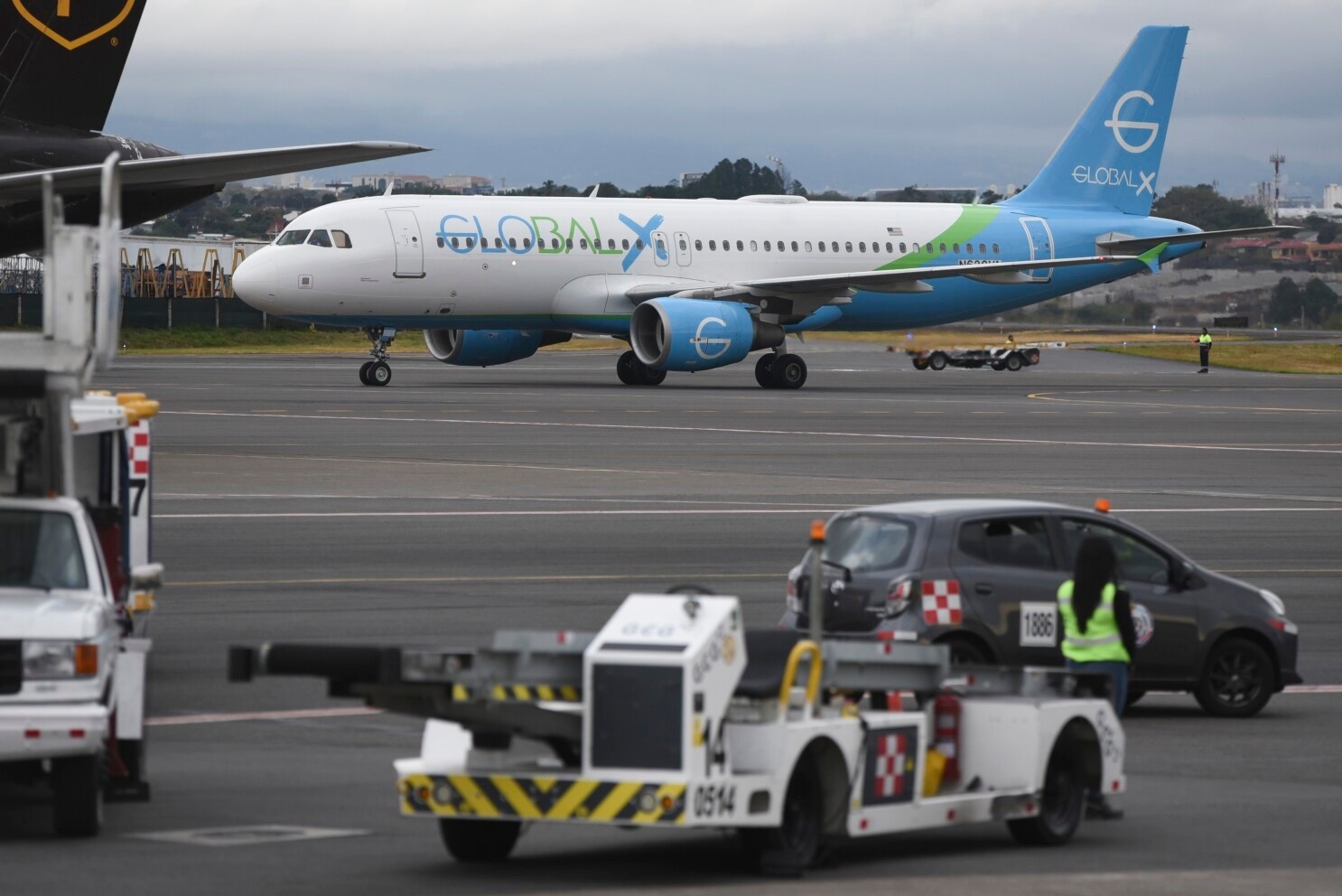 Deportation Flights to El Salvador Surge in 2025 — Aumentan vuelos de deportados hacia El Salvador en 2025