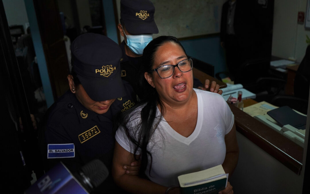 Why dozens of journalists and human rights leaders are fleeing El Salvador — Por qué decenas de periodistas y defensores de los derechos humanos huyen de El Salvador