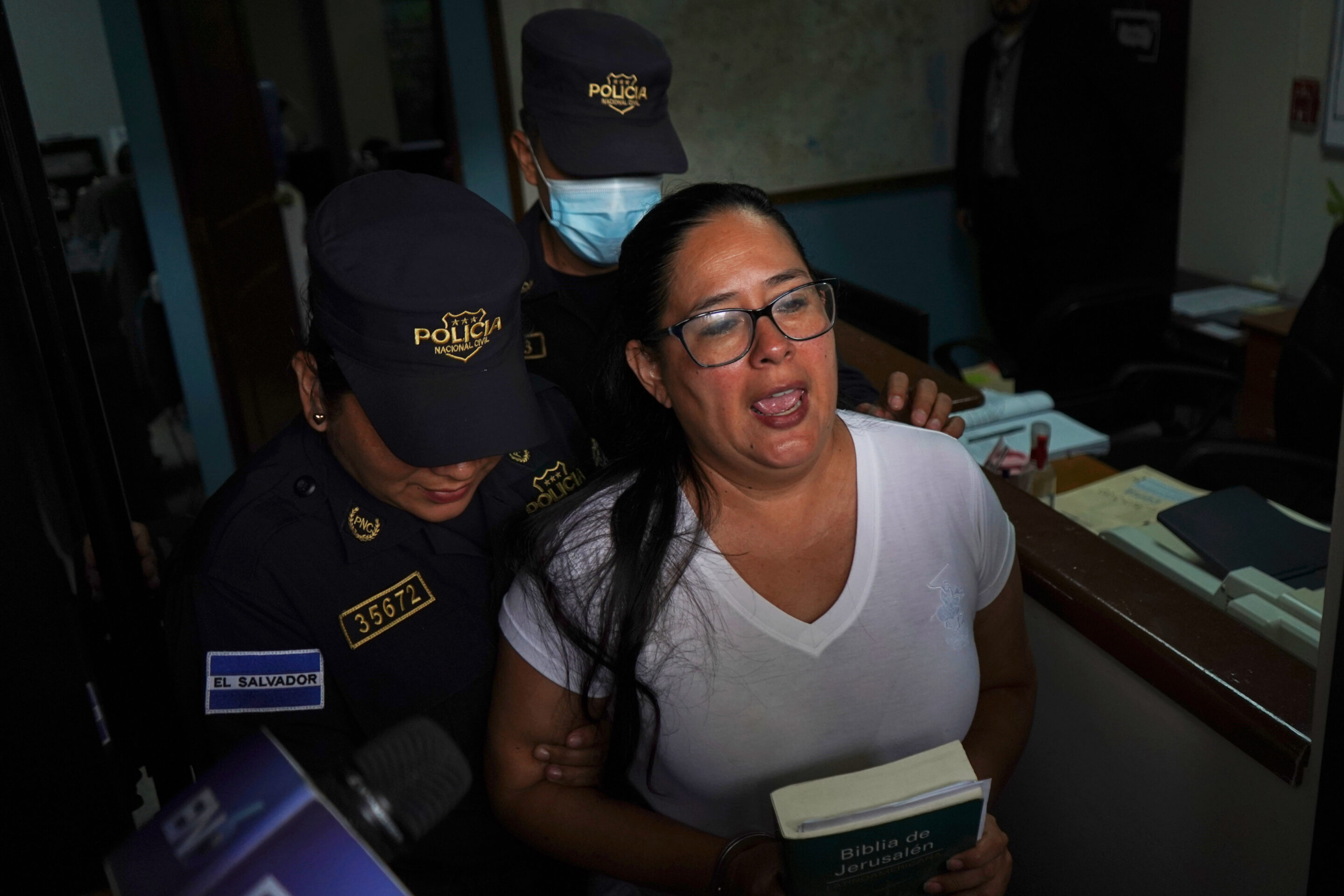 Why dozens of journalists and human rights leaders are fleeing El Salvador — Por qué decenas de periodistas y defensores de los derechos humanos huyen de El Salvador
