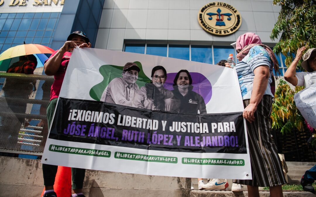 Judges Are Scarce in El Salvador, But Puppets Abound — Los jueces escasean en El Salvador, pero abundan los títeres