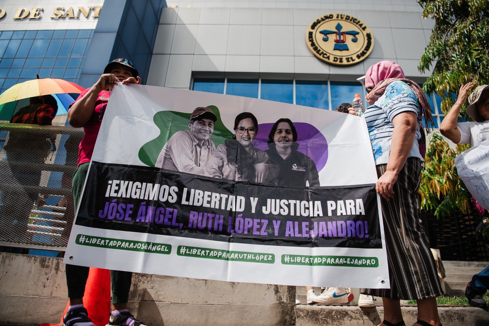 Judges Are Scarce in El Salvador, But Puppets Abound — Los jueces escasean en El Salvador, pero abundan los títeres