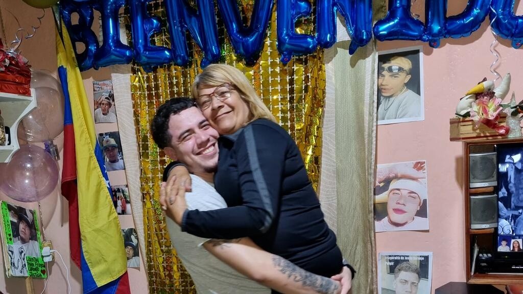 “Each time the drone flew overhead, I turned my face so it would film me… so my family would find out,” a Venezuelan recounted his ordeal at the CECOT — “Cada vez que pasaba el dron volteaba la cara para que me grabara… para que mi familia se enterara”, venezolano relata su estadía en el CECOT