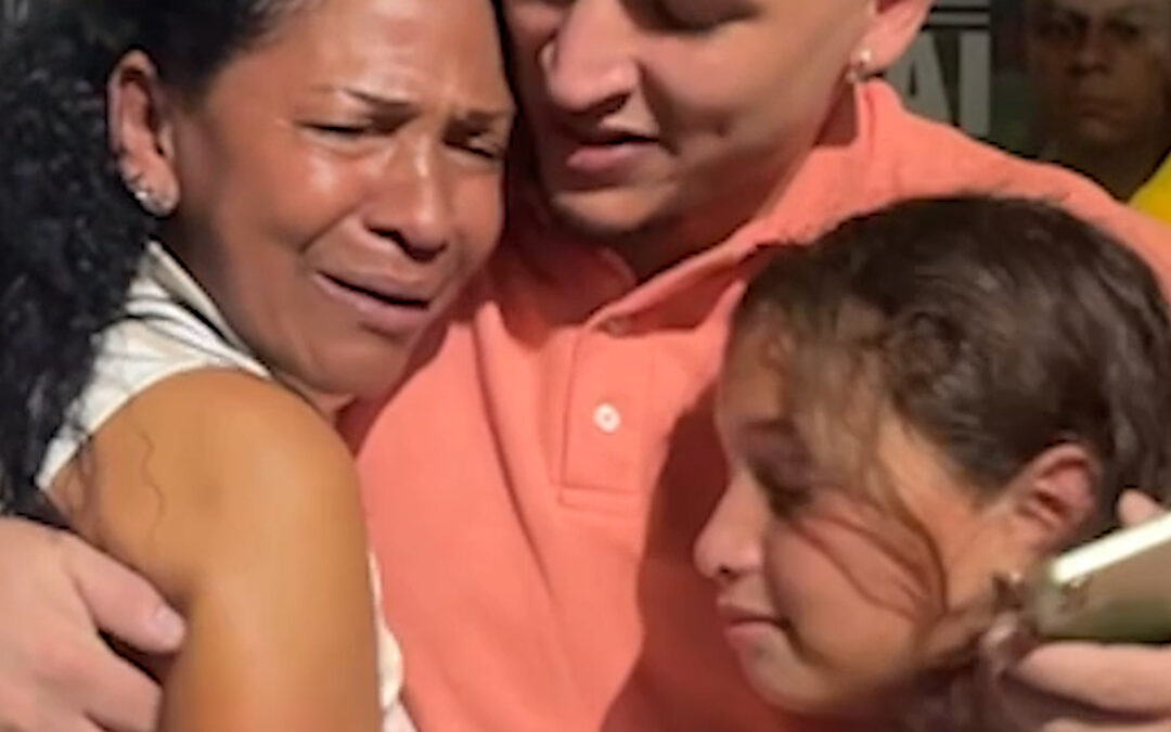 Families welcome Venezuelans released from El Salvador with joy, grief — Familias reciben con júbilo y desconsuelo a los venezolanos liberados de El Salvador