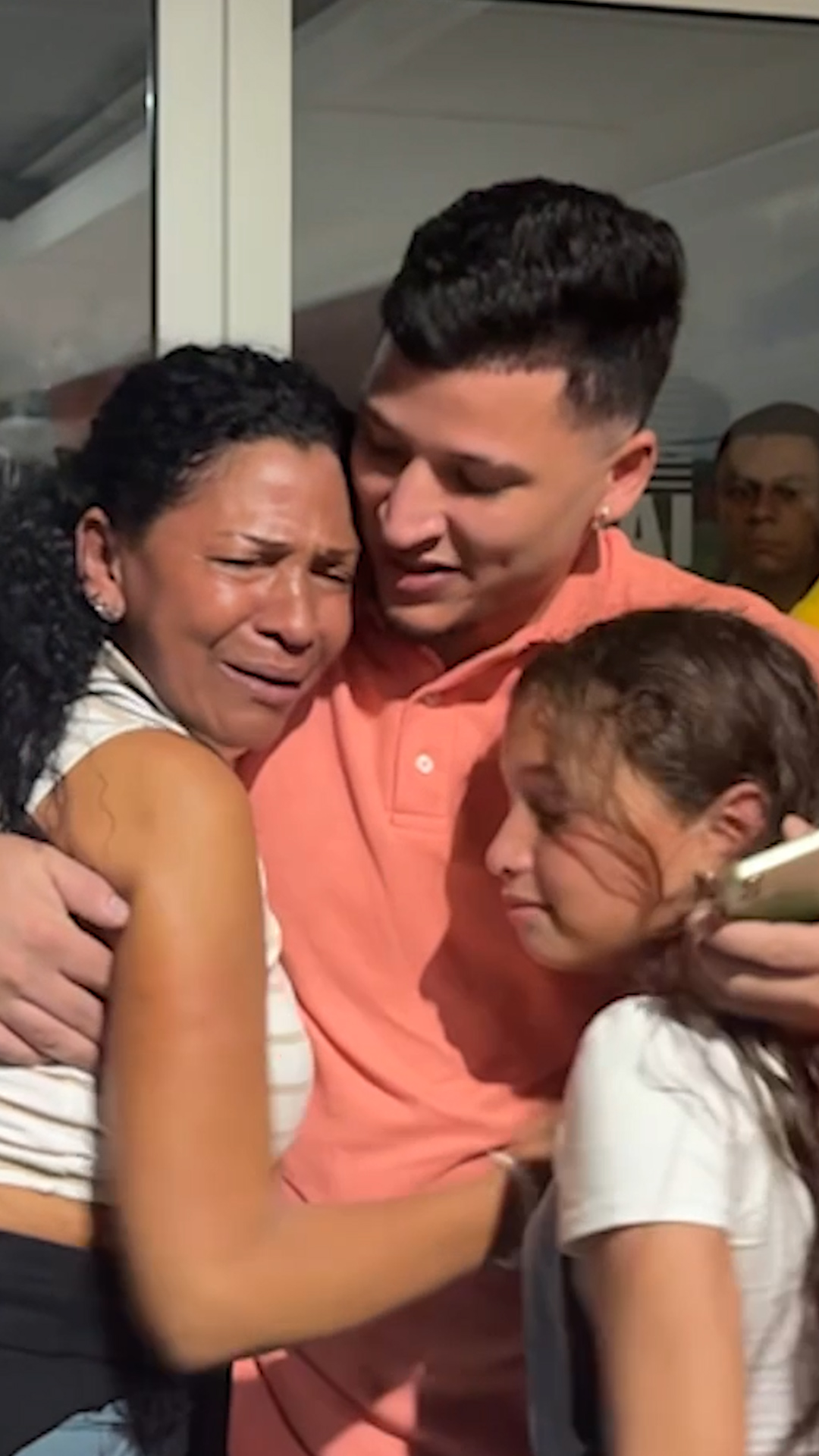 Families welcome Venezuelans released from El Salvador with joy, grief — Familias reciben con júbilo y desconsuelo a los venezolanos liberados de El Salvador