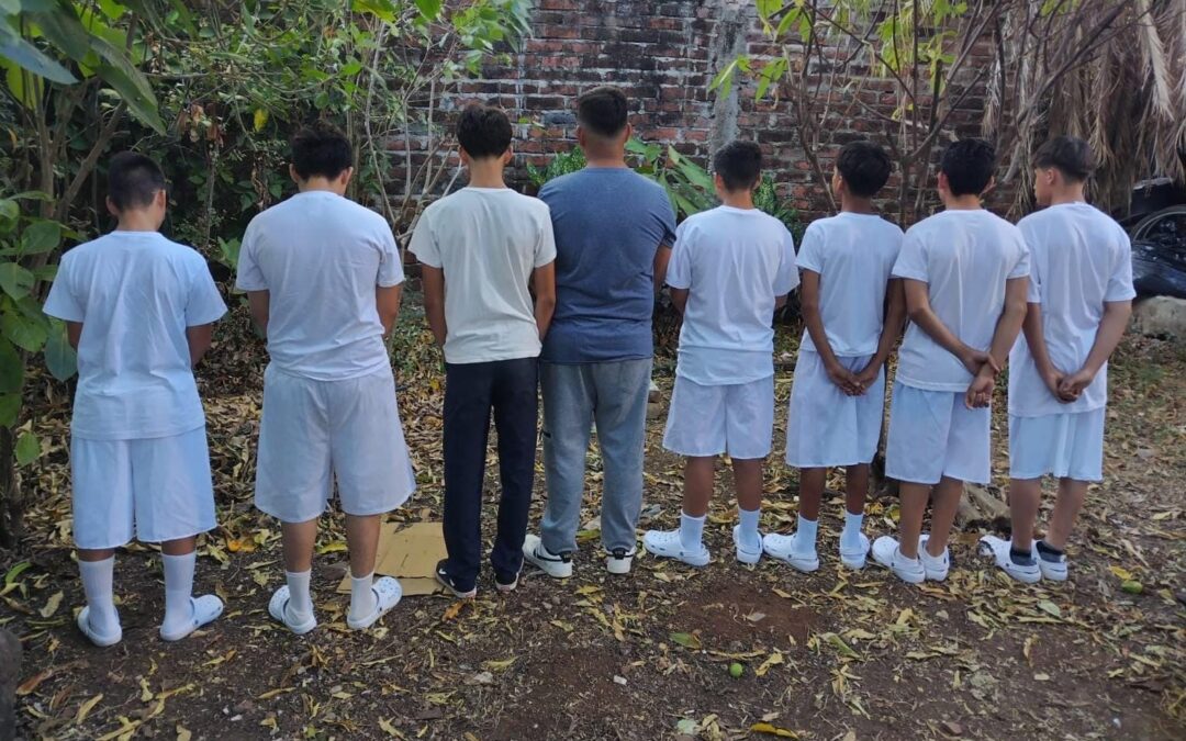 “If he were a gang member, I would not bother to be here”: Mother of Teenager Convicted Over TikTok Video — “Si él fuera pandillero, no me esforzara por estar acá”: madre de joven condenado por aparecer en video en TikTok