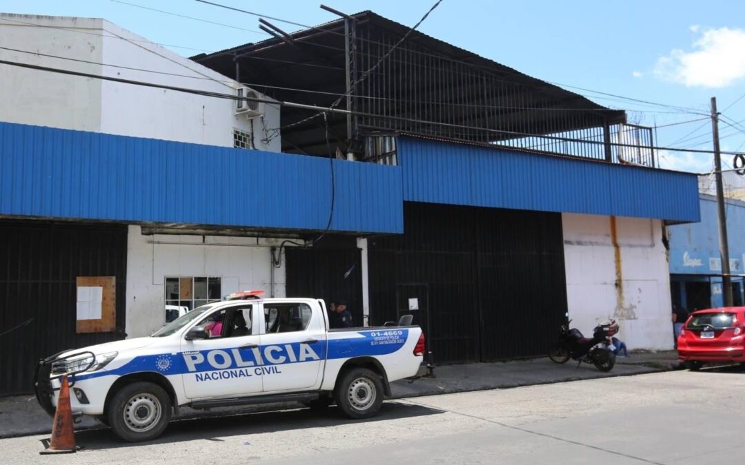 Police Harassment Drove Pastor Who Assisted State of Exception Detainees into Exile — Acoso policial generó huída de pastora que ayudaba a detenidos en régimen de excepción