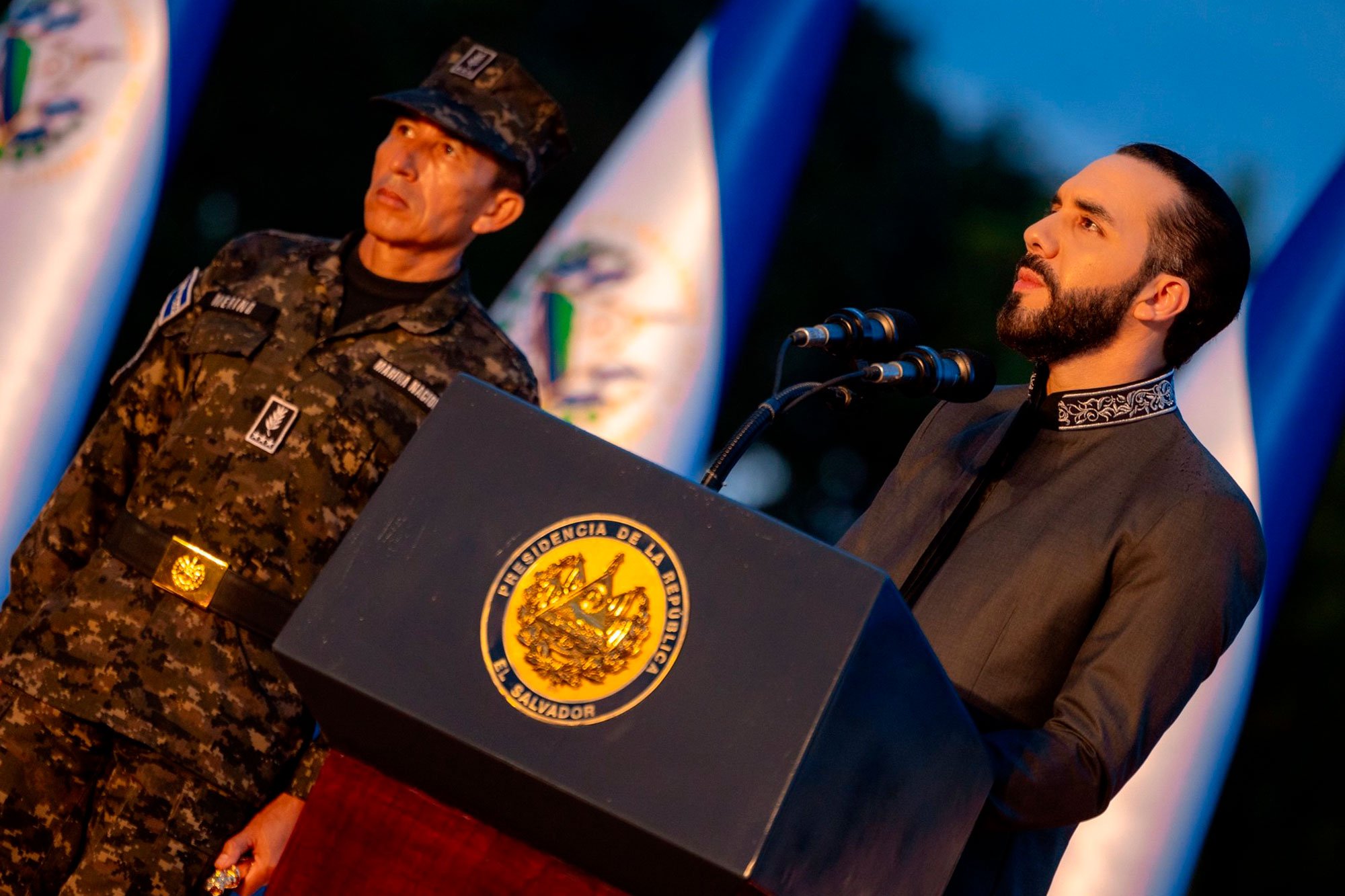 From Applause to Authoritarianism — Del aplauso al autoritarismo