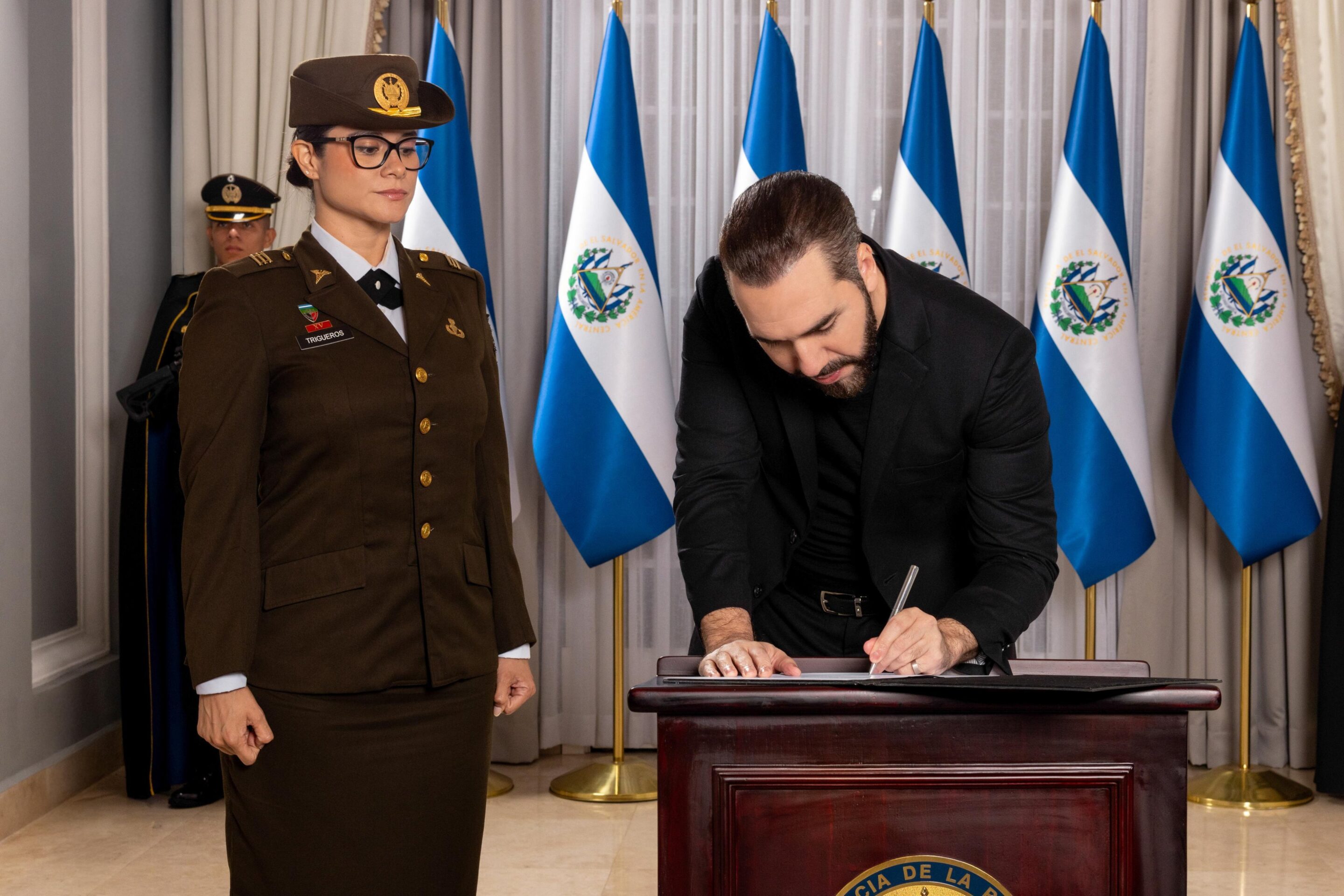 Military Officer to Head Education Ministry in El Salvador — Una militar dirigirá la educación en El Salvador
