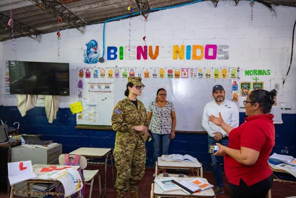 New Minister of Education Orders Verification of Students’ Uniforms and Hairstyles — Nueva ministra de Educación ordena verificar uniforme y peinados de los estudiantes