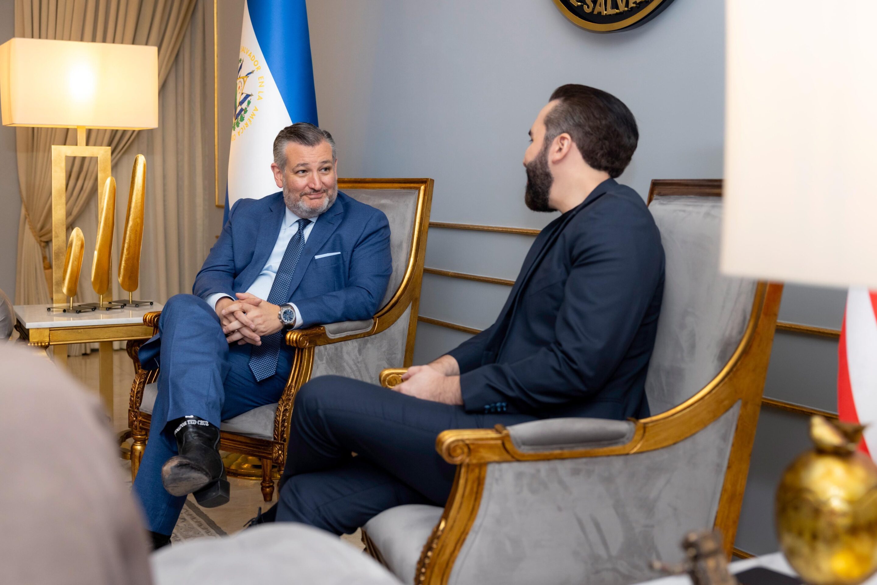 Salvadoran President and Republican Senator Ted Cruz Discuss “Tactics” to Combat Gangs — Presidente de El Salvador y el senador republicano Ted Cruz hablan sobre “tácticas” para combatir a las maras