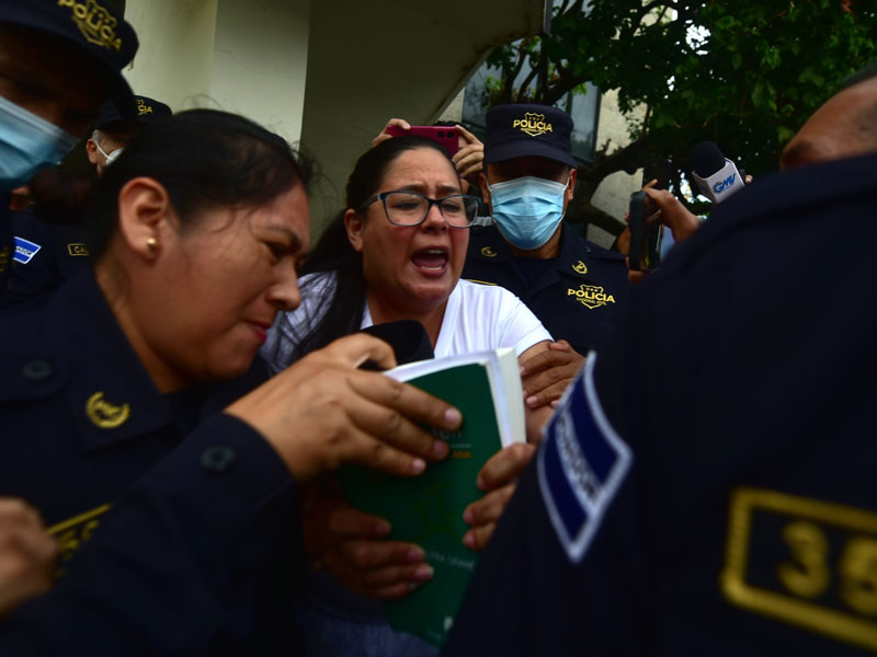 Salvadoran Exiles Form Roundtable and Demand Freedom for Ruth López — Crean mesa de exiliados salvadoreños y piden por la libertad de Ruth López