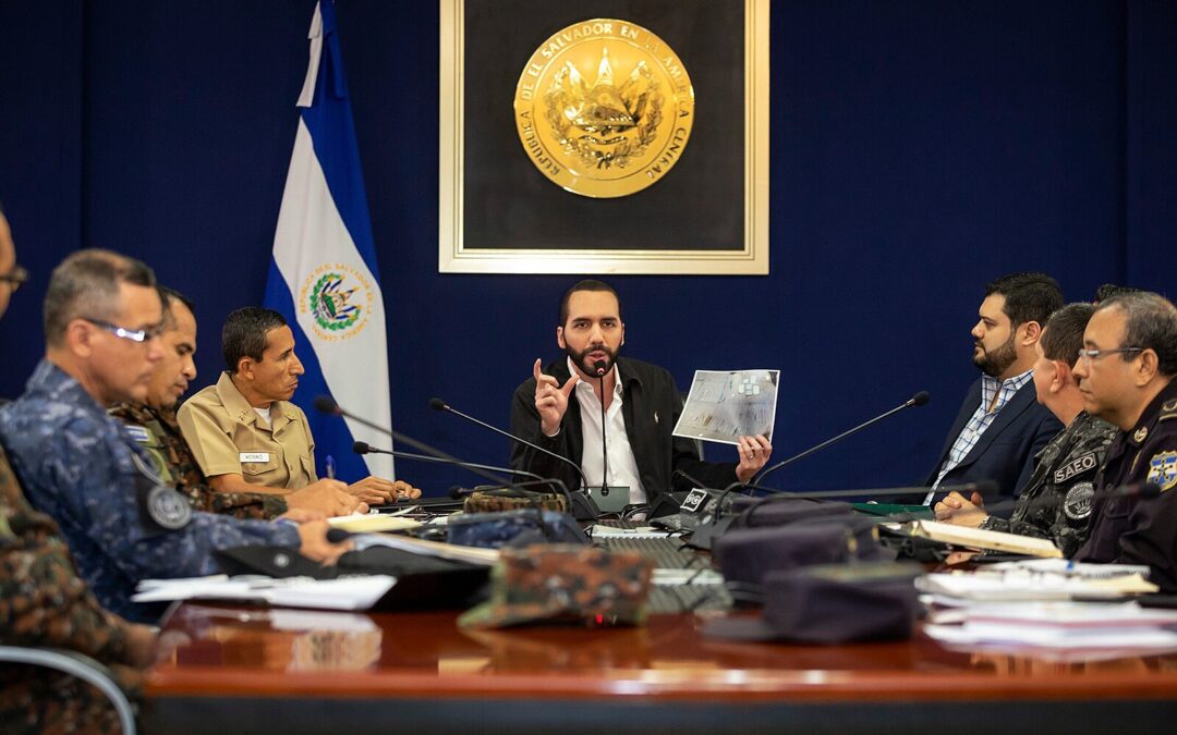 How Democracies Fade and Why America Should Pay Attention — Cómo se apagan las democracias y por qué Estados Unidos debería prestar atención