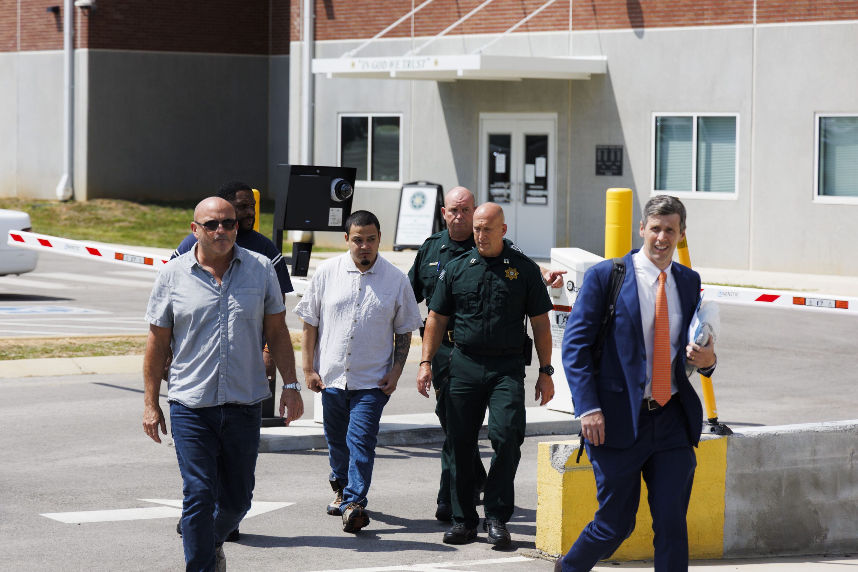 Kilmar Abrego Garcia has been released from criminal custody, 5 months after he was unlawfully deported — Kilmar Abrego Garcia ha sido liberado de la custodia penal, 5 meses después de su deportación ilegal