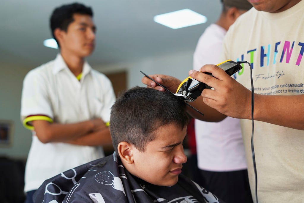 El Salvador schools enforce military-style haircut checks — Imponen en escuelas de El Salvador revisiones de cortes de pelo al estilo militar