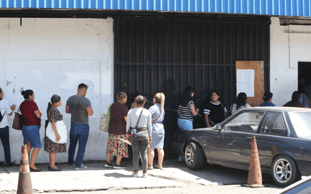 “I Have Reached the Point of Mortgaging My Home to Pay for Packages,” Recounts Mother of Two Detained Under State of Exception — “He llegado al punto de embargar mi vivienda para pagar paquetes”, relata la madre de dos capturados en régimen de excepción