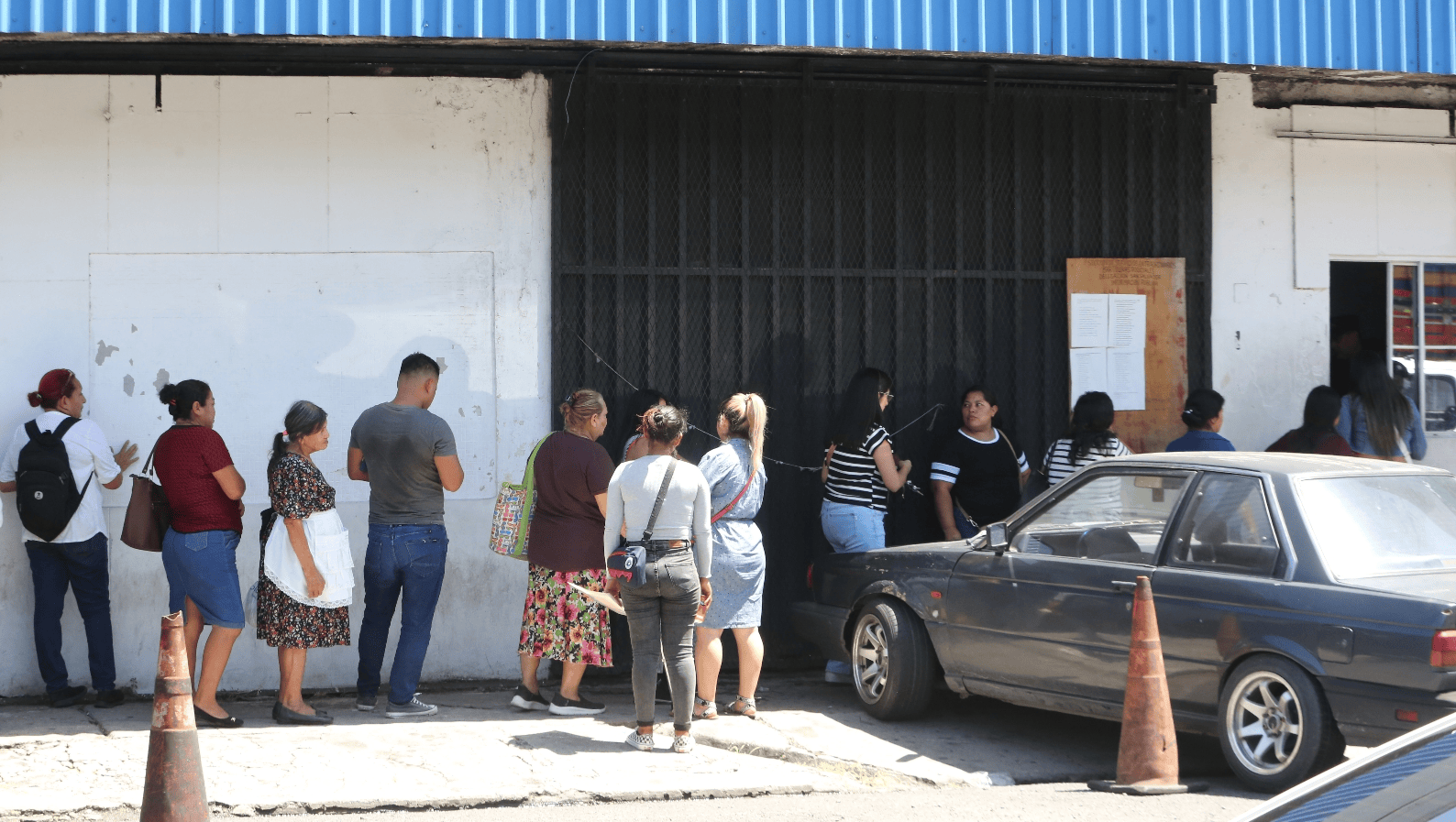“I Have Reached the Point of Mortgaging My Home to Pay for Packages,” Recounts Mother of Two Detained Under State of Exception — “He llegado al punto de embargar mi vivienda para pagar paquetes”, relata la madre de dos capturados en régimen de excepción