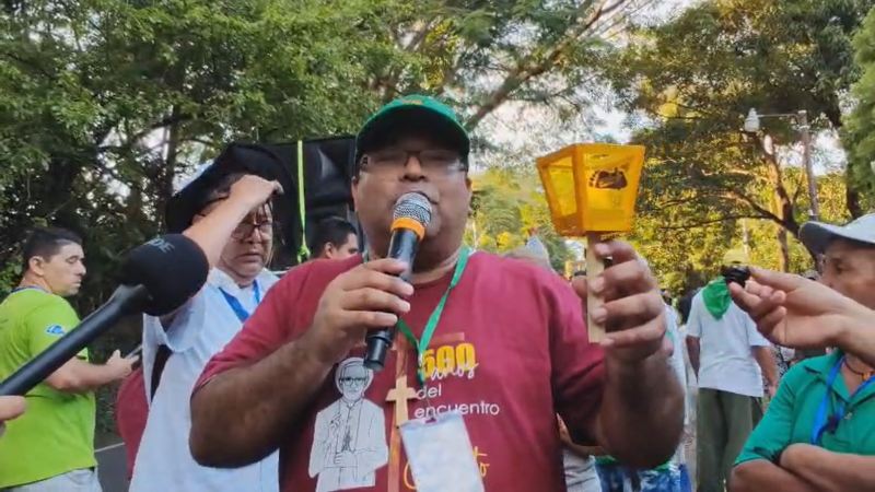 With Yellow Lanterns, Catholics Press for Repeal of Metallic Mining Law — Con faroles, católicos piden la derogación de la ley de minería