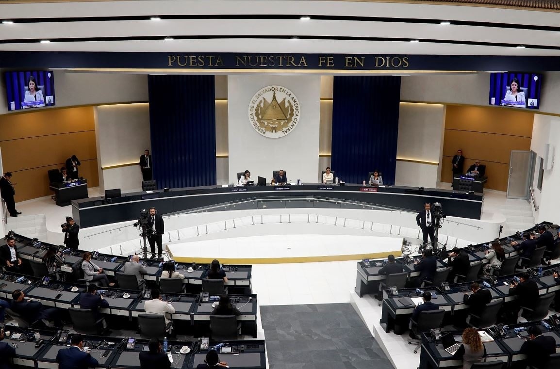 Legislative Assembly Withholds Information on Salón Azul Remodel — Asamblea evita dar información sobre remodelación del Salón Azul