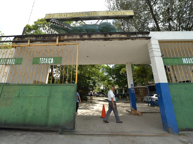 Unions Denounce Teacher Firings Without Due Process as Illegal and Arbitrary — Gremiales califican de actos ilegales y arbitrariedades los despidos de maestros sin el debido proceso