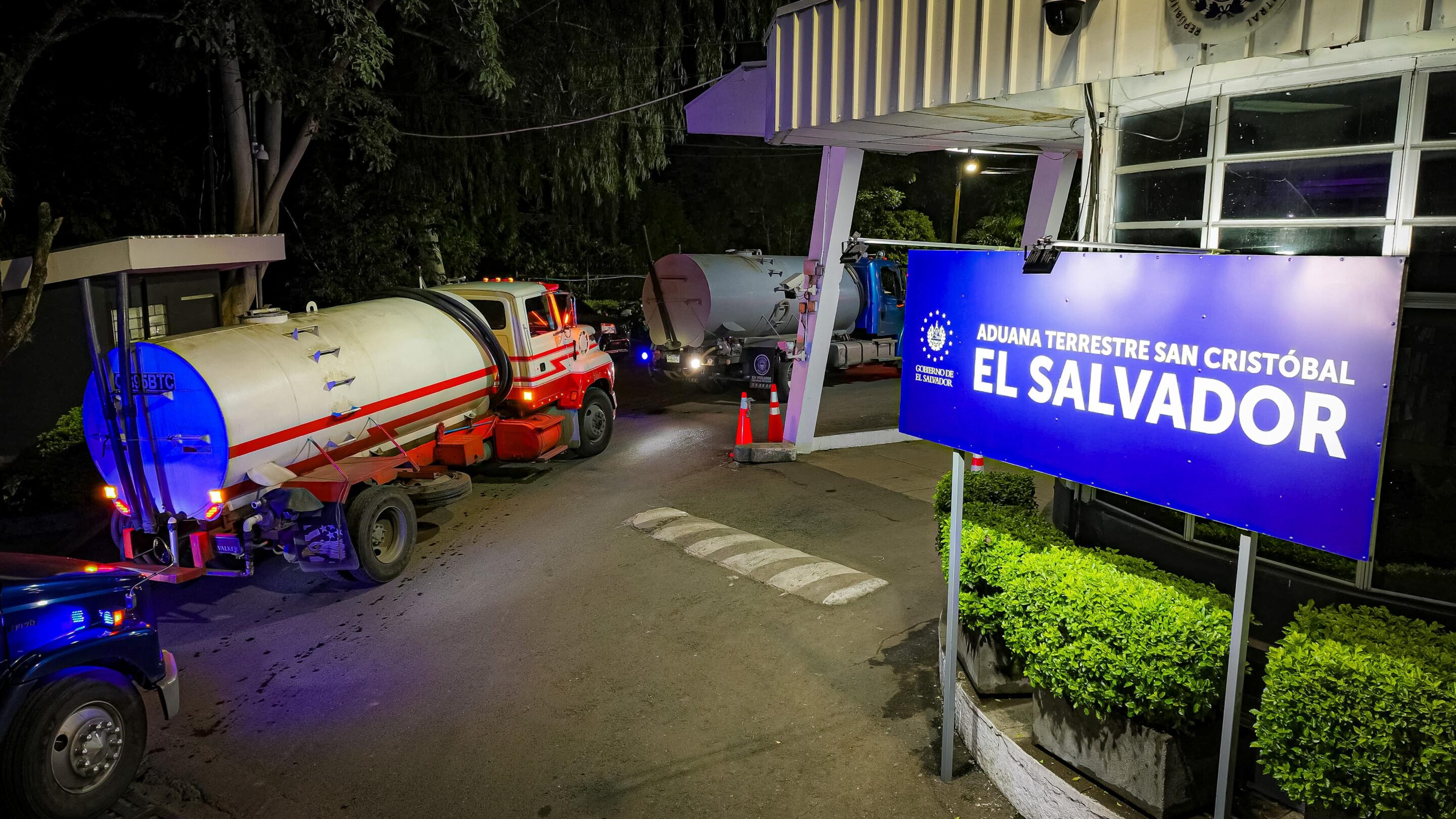 Bukele Government Contracts Fleet of Guatemalan Tanker Trucks Amid Water Crisis — Gobierno de Bukele contrata flota de camiones cisterna de Guatemala ante crisis de agua
