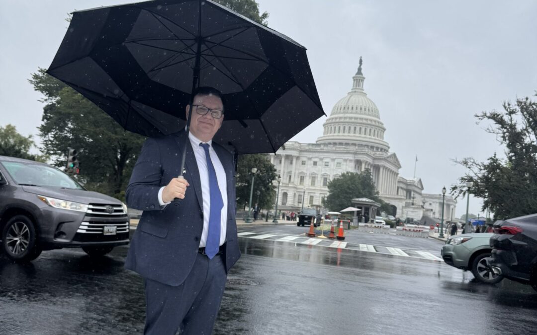 Lawmaker Christian Guevara Flaunts Photograph from Washington — Diputado Christian Guevara presume fotografía en Washington