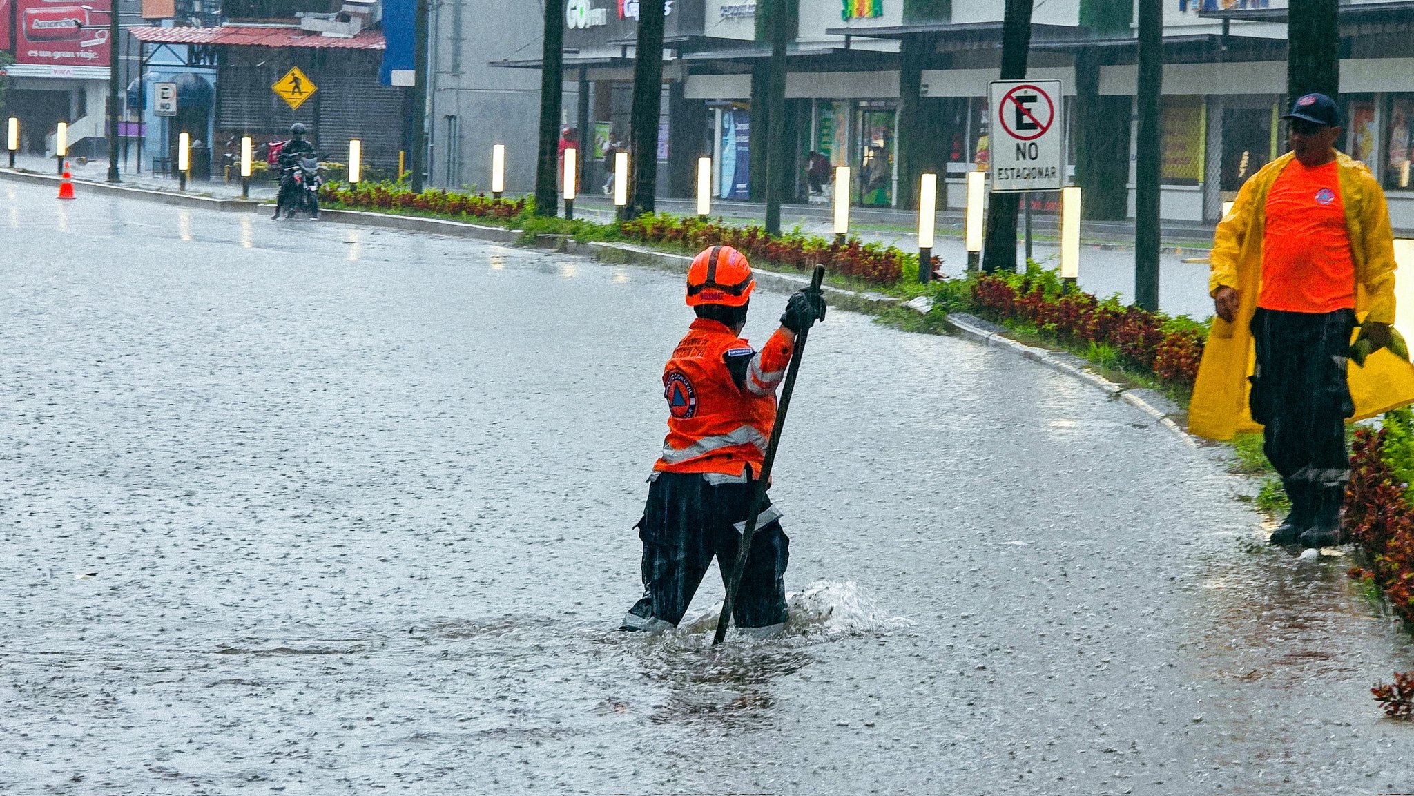 Accidents, Swollen Rivers, Sinkholes, and Flooded Streets: Heavy Rains Wreak Havoc — Accidentes, crecidas de ríos, cárcavas y calles inundadas: los estragos por lluvias