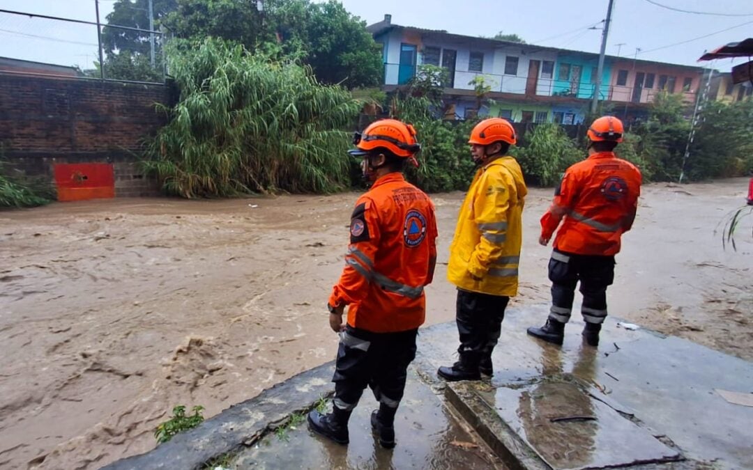 Heavy Rains in El Salvador: Arenal Monserrat River Rises, Streets Flood — Lluvias en El Salvador: crece nivel del río Arenal Monserrat y hay inundaciones en calles