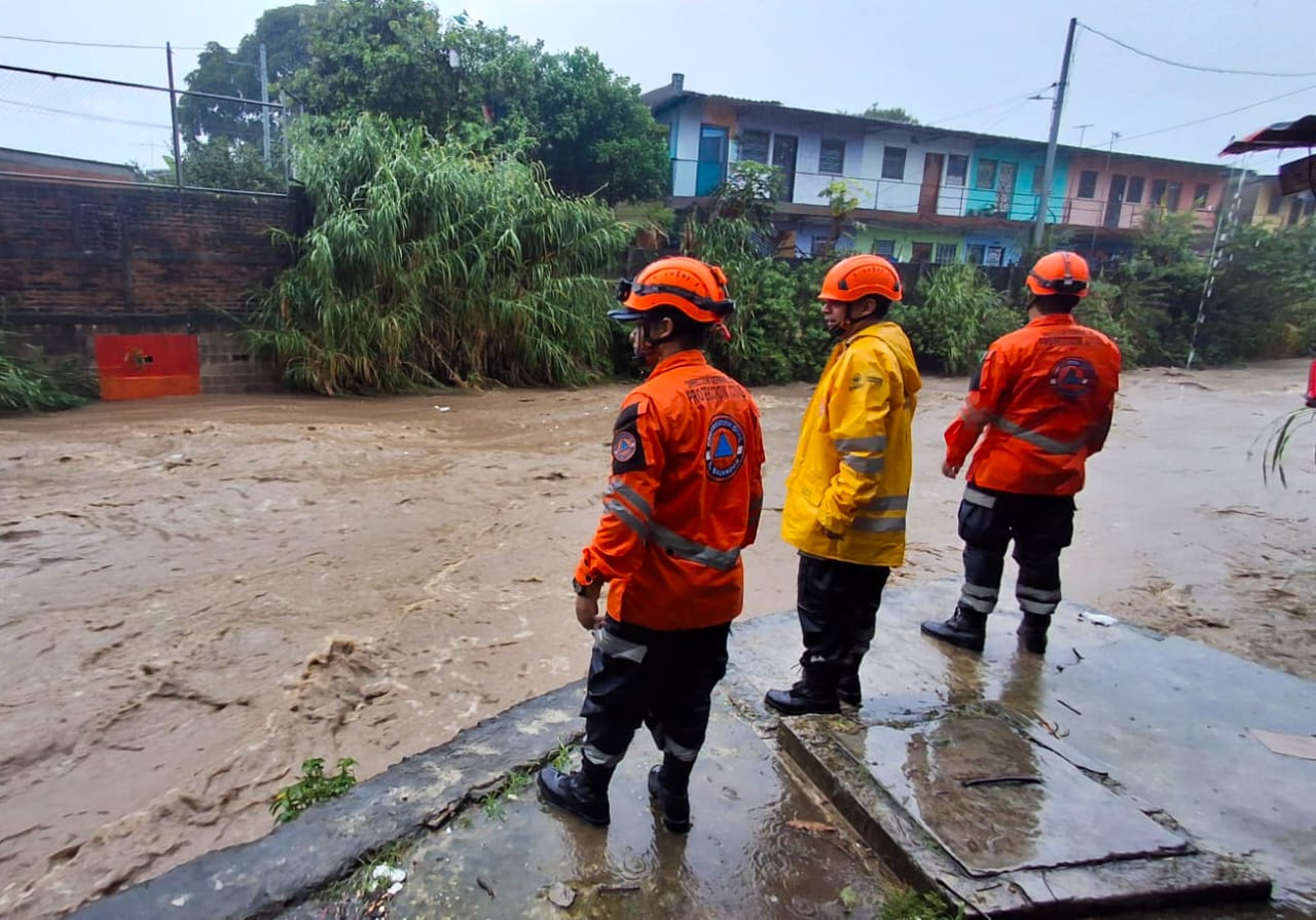 Heavy Rains in El Salvador: Arenal Monserrat River Rises, Streets Flood — Lluvias en El Salvador: crece nivel del río Arenal Monserrat y hay inundaciones en calles