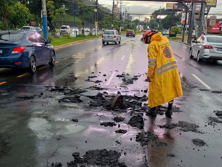 Flooding and Landslides Block Streets in the Capital and Santa Tecla — Desbordes y deslaves bloquean calles en la capital y Santa Tecla