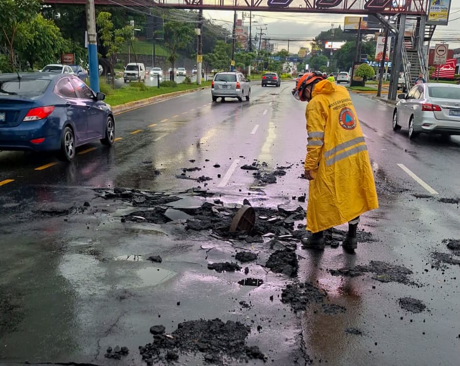 Flooding and Landslides Block Streets in the Capital and Santa Tecla — Desbordes y deslaves bloquean calles en la capital y Santa Tecla