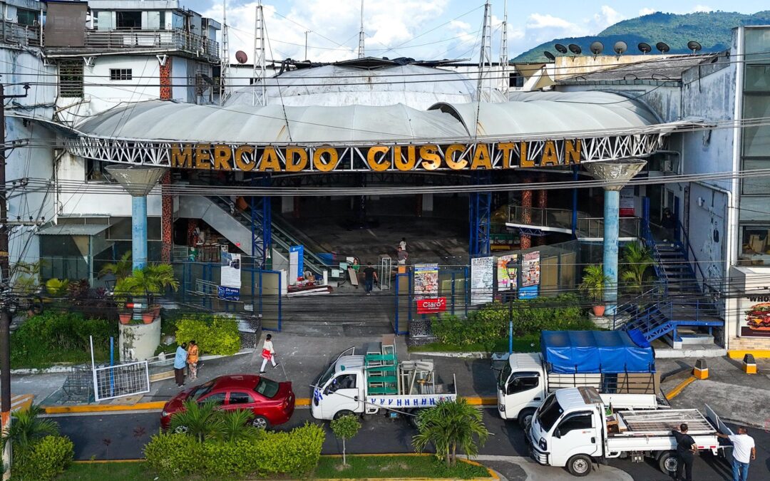 City Hall Evicts Vendors from Cuscatlán Market — Alcaldía desaloja a comerciantes del Mercado Cuscatlán