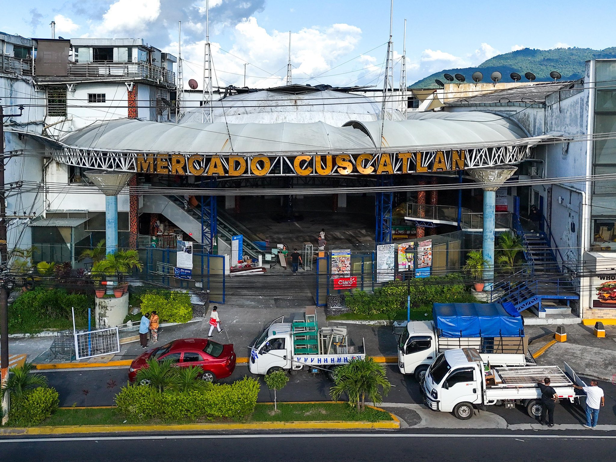 City Hall Evicts Vendors from Cuscatlán Market — Alcaldía desaloja a comerciantes del Mercado Cuscatlán