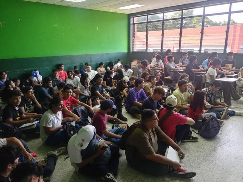 Santa Ana UES Students Lack Adequate Classrooms — Estudiantes de la UES en Santa Ana denuncian falta de aulas adecuadas