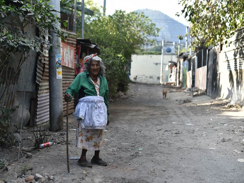 Poverty Is Exacerbated by Overcrowding, Illiteracy, and Unemployment — La pobreza se agrava por el hacinamiento, analfabetismo y el desempleo