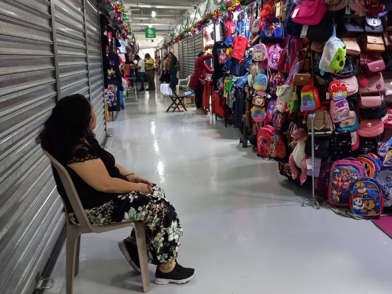 “God Willing, They Won’t Call Me; I Have No Means to Pay”: Hula Hula Merchant — «Primero Dios no me llamen, no tengo para pagar»: comerciante del Hula Hula