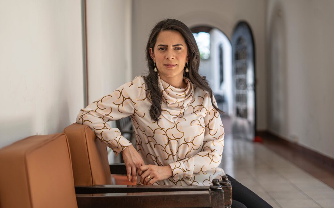 Claudia Ortiz, Leader of the Opposition to Bukele: “El Salvador Is Transitioning Toward an Authoritarian Regime” — Claudia Ortiz, líder de la oposición a Bukele: “El Salvador está transitando hacia un régimen autoritario”