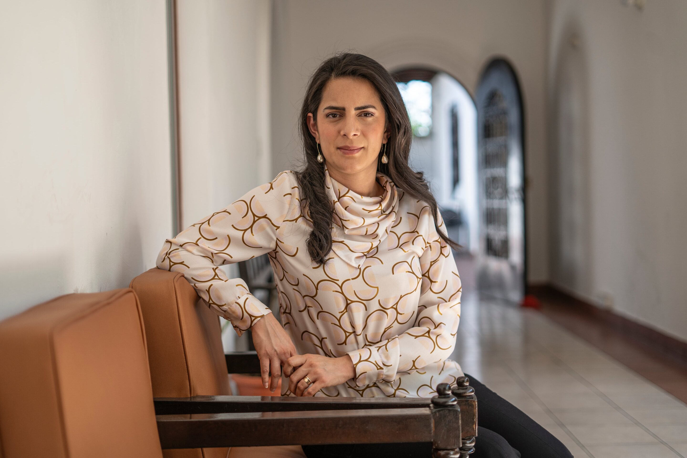 Claudia Ortiz, Leader of the Opposition to Bukele: “El Salvador Is Transitioning Toward an Authoritarian Regime” — Claudia Ortiz, líder de la oposición a Bukele: “El Salvador está transitando hacia un régimen autoritario”