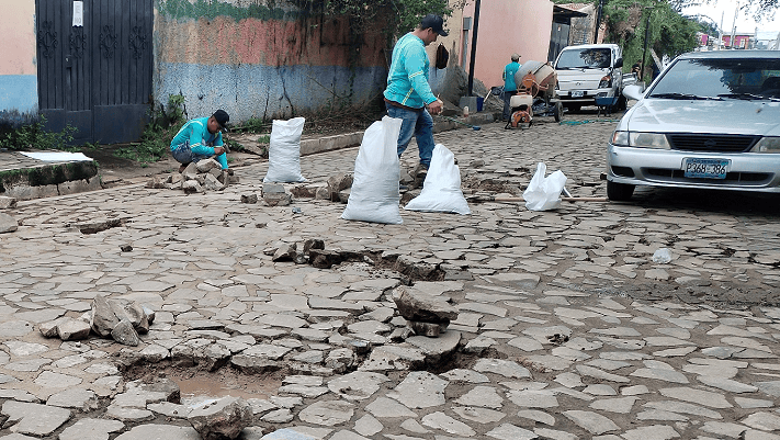 Ataco Streets Inaugurated a Year Ago Already Damaged — Calles de Ataco inauguradas hace un año ya tienen daños