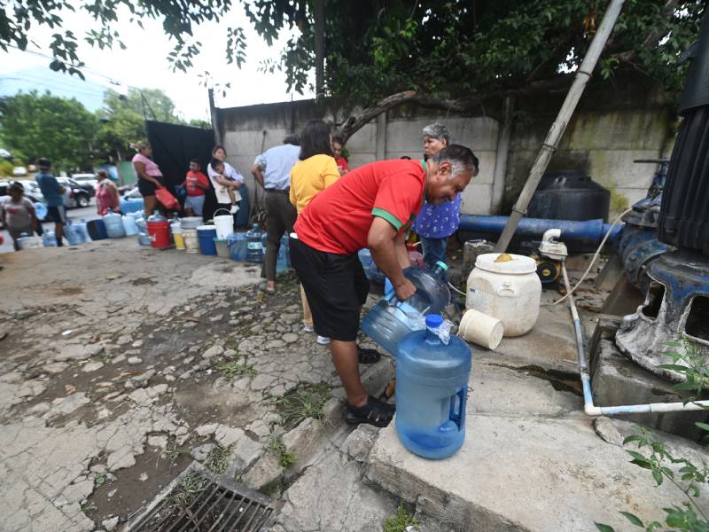 Long Lines and Hours-Long Waits for Drinking Water — Extensas filas y horas de espera por agua potable