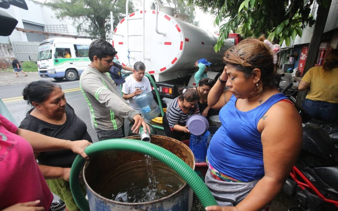 Residents Decry Insufficient Water Truck Deliveries, Forced to Use Rainwater: “There Has Been No Water Since Monday” — Denuncian que distribución de pipas es insuficiente y que situación obliga a usar agua lluvia: “Desde el lunes no hay agua”