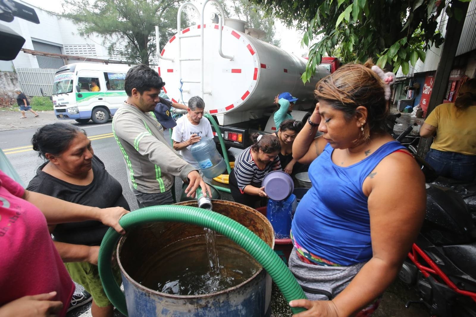 Residents Decry Insufficient Water Truck Deliveries, Forced to Use Rainwater: “There Has Been No Water Since Monday” — Denuncian que distribución de pipas es insuficiente y que situación obliga a usar agua lluvia: “Desde el lunes no hay agua”