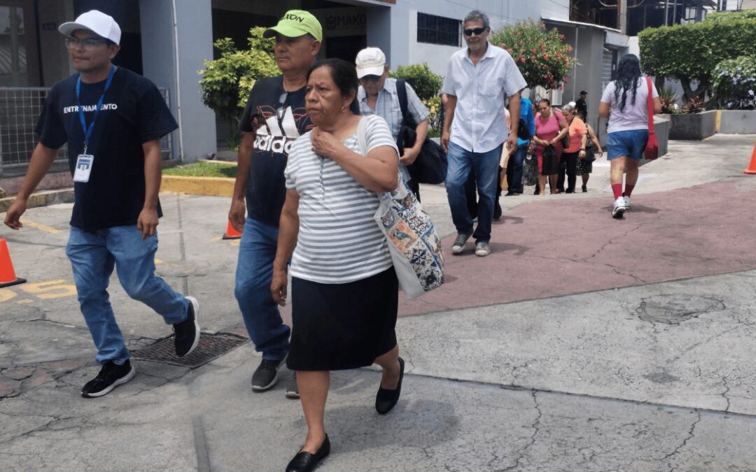 Lack of Information Leaves Rosales Hospital Patients in Limbo — Incertidumbre en pacientes del Hospital Rosales por falta de información