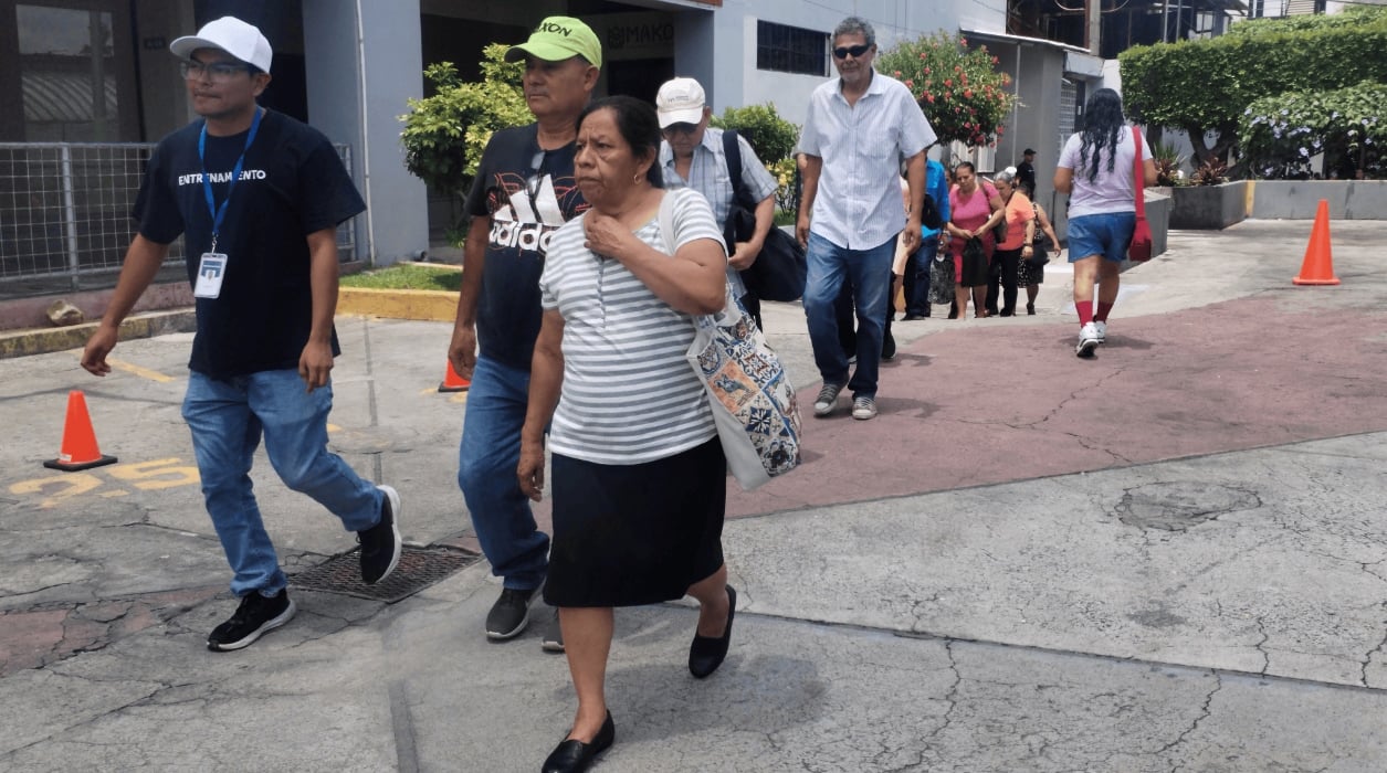 Lack of Information Leaves Rosales Hospital Patients in Limbo — Incertidumbre en pacientes del Hospital Rosales por falta de información