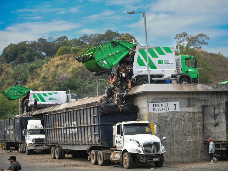 New Waste Collection Company Launched with ETESAL Funds — Nueva empresa de recolección de basura nació con fondos de ETESAL