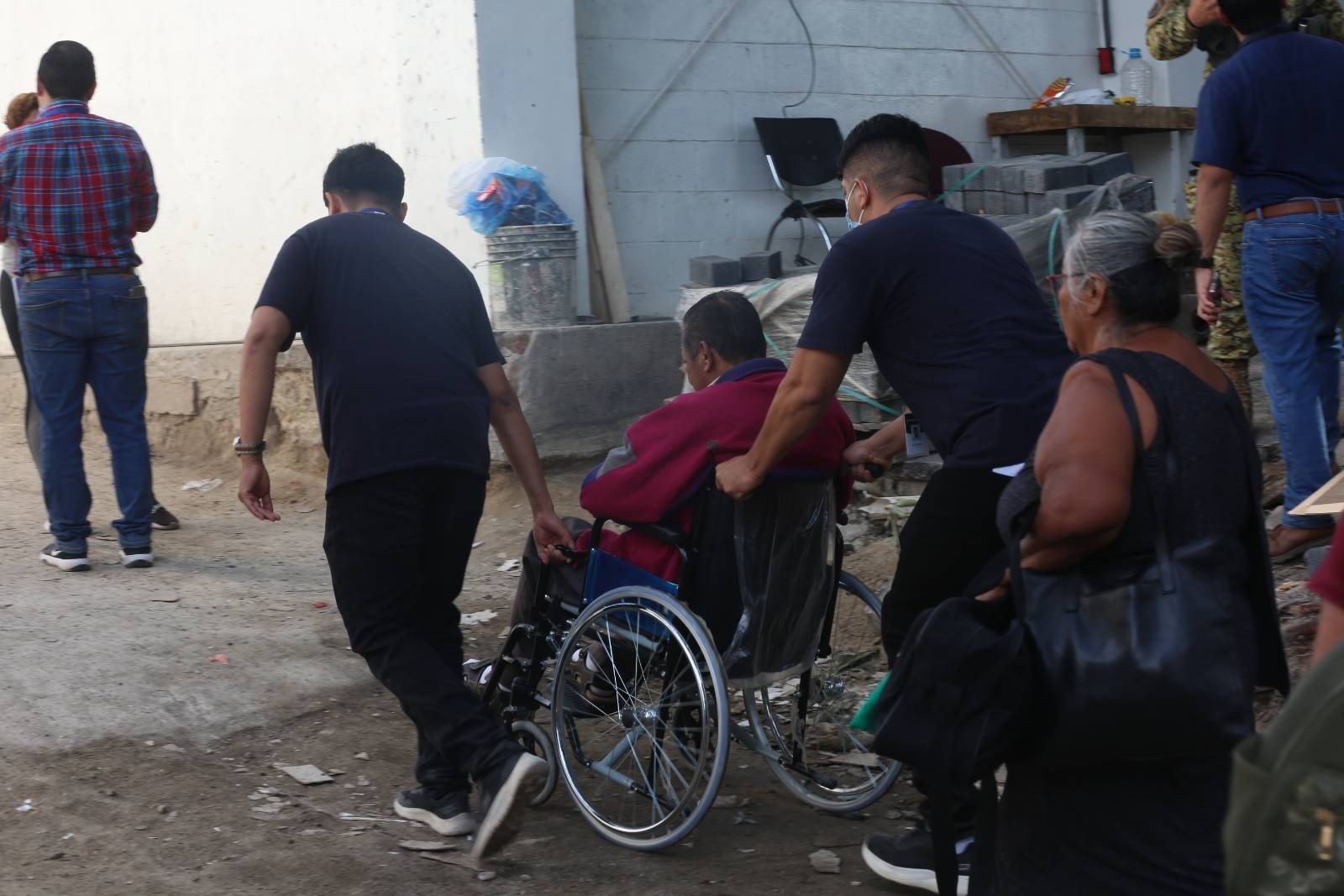Chaos at Rosales Hospital as Services Are Relocated — Caos en el Hospital Rosales por traslado de servicios